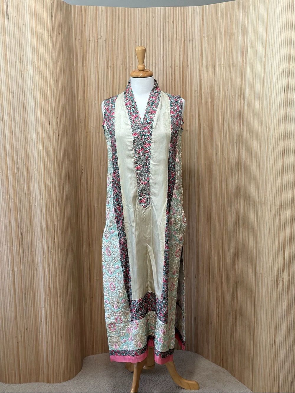 Khaadi Khaas Floral Printed Long Sleeveless Kurta in Cream and Pink